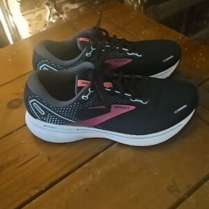 Brooks Women's Black and Pink Athletic Shoes